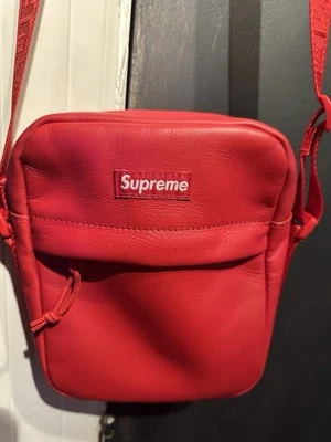 Bolso Supreme de cuero rojo Foto 1 de 3