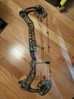 Mathews Phase 4 33 Left-Handed Compound Hunting Bow - Image 1 of 2