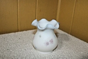 Vaso vintage Fenton bianco smerigliato volant foglie dipinte a mano firmato Debra Hill - Foto 1 di 6