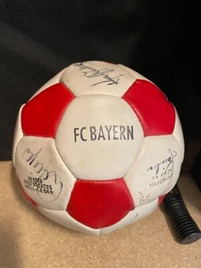 FC Bayern München Fussball mit Original Unterschriften der Mannschaft 1985/1986 - Zdjęcie 1 z 14