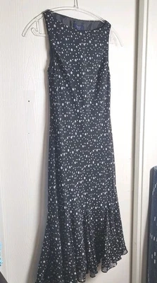 Vestido clásico de fiesta Chaps 4 para mujer a lunares blanco y negro sin mangas con dobladillo gore  Foto 1 de 4