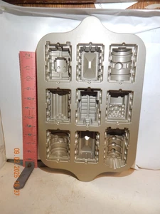 Nordic Ware Train Cupcake Pan - Takes 5 cup / 1.2 Liters mix -Made in USA - Picture 1 of 2