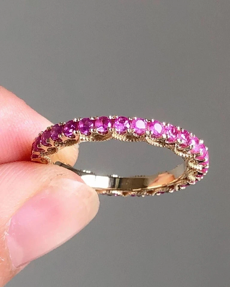 Alianza de eternidad de boda de zafiro corte redondo rosa de 1,50 quilates enchapada en oro amarillo de 14 quilates Foto 1 de 1