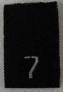 50 STCK. SCHWARZ GEWEBT NÄHEN KLEIDUNG ETIKETTEN, GRÖßENETIKETTEN - GRÖSSE 7 - SIEBEN - Bild 1 von 1