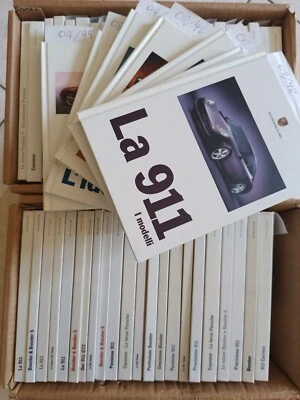 Cataloghi cartonati Porsche Brochure dal 1995 al 2010 formato 21x16 cm. - Image 1 of 3