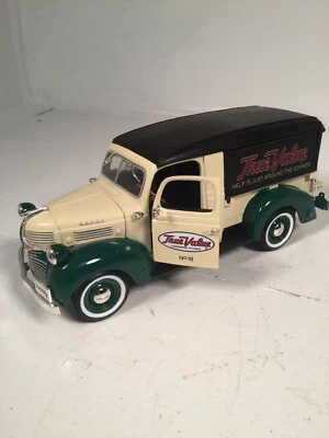Ertl Die Cast, 1947 Dodge Delivery True Value Bank escala 1/25, nuevo en caja.  Desde Foto 1 de 4