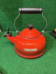 Le Creuset Enamel On Steel Whistling Tea Kettle 1.7 qt. Cerise With Trivet @ - Picture 1 of 7