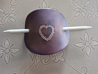 Pasador de pelo de cuero marrón moño deslizable estilo años 70 patrón de pestañas Foto 1 de 3