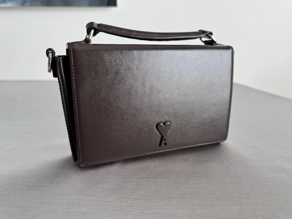 Fiambrera de cuero marrón AMI Paris De Coeur Foto 1 de 4