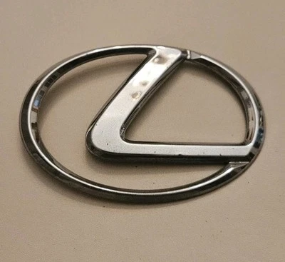 1997-2001 Lexus ES300 logotipo plástico emblema porta-malas traseiro - Cromado - USADO - P/N 2542 - Imagem 1 de 4