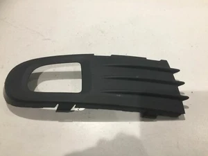 2005 VOLVO V50 2.0D 6SP MAN FRONT RIGHT FOG LIGHT BUMPER TRIM 30655885 - Picture 1 of 12
