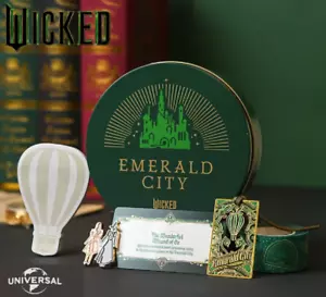 Scatola di latta WICKED Movie EMERALD CITY + spilla in metallo, segnalibro, nastro adesivo, carte - Foto 1 di 10