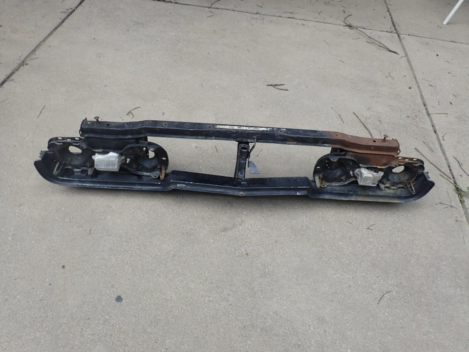 1967 Oldsmobile Cutlass, 442 radiator grille core support, nice! Foto 1 de 4