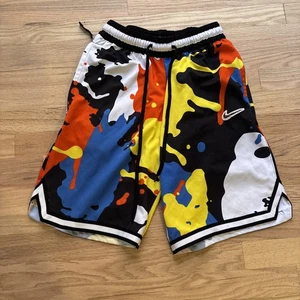 Pantalones Cortos de Baloncesto Para Hombres Nike Dri-Fit DNA Pintura Salpicaduras Talla Pequeña Tema Años 90’s - Imagen 1 de 8
