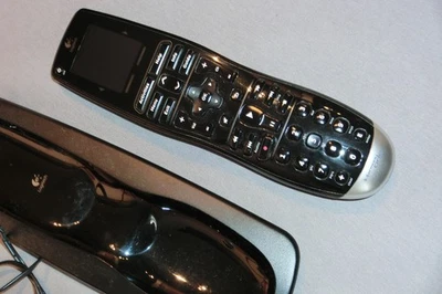 Logitech Harmony One mit Ladeschale | Universal Fernbedienung - TOP - Bild 1 von 2