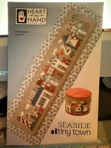 Heart in hand Seaside Tiny town - Picture 1 of 1