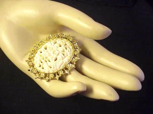 Vintage Brosche Anstecknadel geschnitzt Blumen Design goldfarben oval cremefarben durchbrochen - Bild 1 von 7