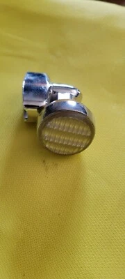 Botão suicida volante floco de metal dourado década de 1950  - Imagem 1 de 3