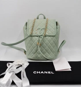 MOCHILA CHANEL EN PIEL CAVIAR VERDE METAL EN TONO DORADO Edición Limitada - Imagen 1 de 9