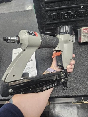 CLAVADORA/GRAPADORA NEUMÁTICA PORTER CABLE (P02014308) Foto 1 de 4