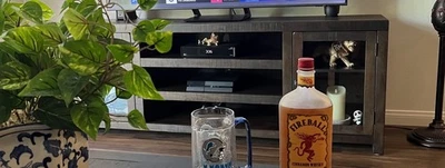 Mueble de TV con estantes Foto 1 de 2