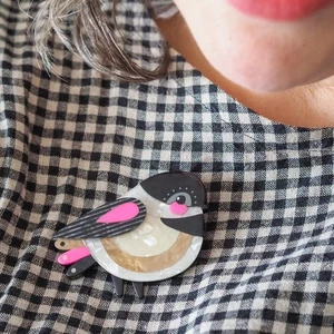 ERSTWILDER X PETE CROMER BROOCH - THE CHIRPY BLACK-CAPPED CHICKADEE. NIB. - Picture 1 of 2