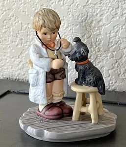 Figura Goebel BH 1996 9 - The Doctor's In-4 1/4 pulgadas de alto niño con perro negro - Imagen 1 de 5