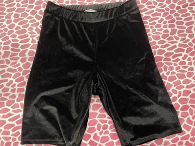 Bermuda feminina Urban Outfitters preta veludo elástico cintura bicicleta tamanho P - Imagem 1 de 4
