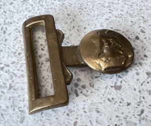 Hebilla de cinturón del ejército británico 1903-52 medio latón 56 x 58 mm - Imagen 1 de 4