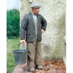 1/35 resin figures model Civilians in War Carrying Water Buckets unassembled - Picture 1 of 2