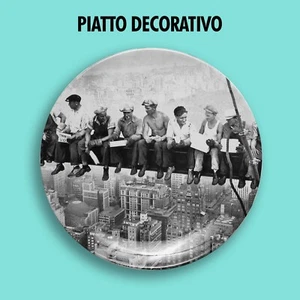 PIATTO DECORATIVO DECORATIVE PLATE Uomini sulla trave Colazione in cielo N. YorK - Bild 1 von 2
