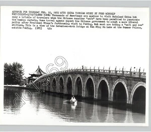 Vista del PUENTE DE DIECISIETE ARCOS Lago Kun Ming Hu BEIJING China 1972 Foto de prensa - Imagen 1 de 2