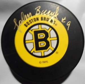 JOHNNY BUCYK AUTOGRAFO PUCK BOSTON BRUINS CON CERTIFICATO DI AUTENTICITÀ - Foto 1 di 1