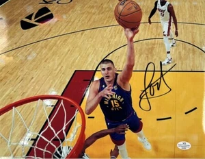 Nikola Jokić "il Joker" Denver Nuggets foto firmata autografata 8x10 con certificato di autenticità - Foto 1 di 5