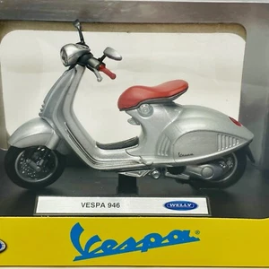 Welly Vespa 946 Scooter Motorcycle Silver Die Cast 1:18 Free Postage - Picture 1 of 11