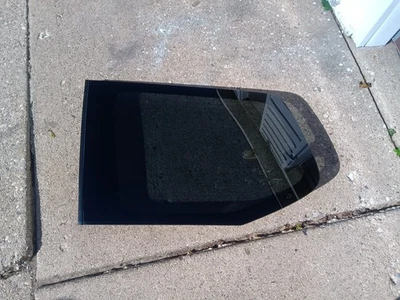 Cuarto trasero de vidrio lado del conductor Lexus GX470 62720-60831 2003-2009 FABRICANTE DE EQUIPOS ORIGINALES Foto 1 de 4