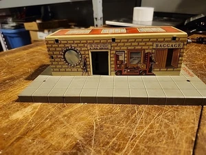 Kleines Metallgebäude Spielzeug Zug Set Union Station Taxi Service 9 cm lang - Bild 1 von 8