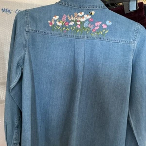Handbesticktes Jeanshemd neu Größe M Blumenstickerei - Bild 1 von 11