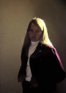 Diapositiva fotográfica vintage 1970 mujer iluminación suave - Imagen 1 de 2