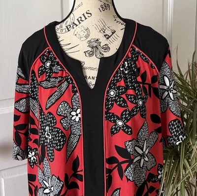 Alfred Dunner NWT Women’s 1X Blouse Liquid Knit Coral Red Floral Black White B48 - Image 1 of 4