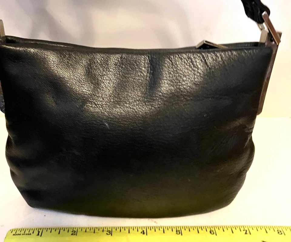 Mini bolsa tiracolo vintage Calvin Klein couro pebble preto boho 7 x 6" - Imagem 1 de 4