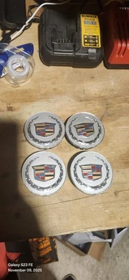 Juego de 4 tapacubos tapa central Cadillac DTS, SRX, XLR, CTS, ATS, XTS OEM #9597375 Foto 1 de 3