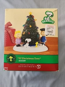 Department 56 Peanuts Sally Lucy Woodstock Snoopy "O' Christmas Tree" Figur - Bild 1 von 8