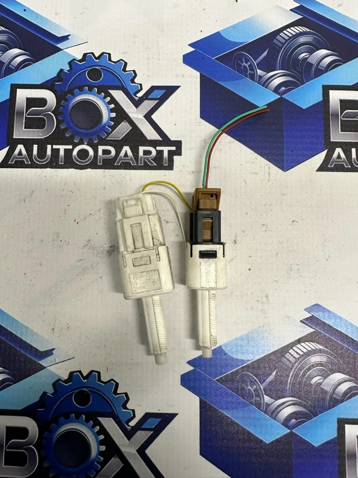 2014 NISSAN FRONT LEFT AND RIGHT BRAKE LIGHT STOP LAMP SWITCH F85CS23 OEM - Image 1 of 3