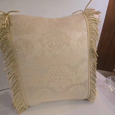 Almohada Guild Damesk con flecos clásica color crema 18x18 Foto 1 de 4