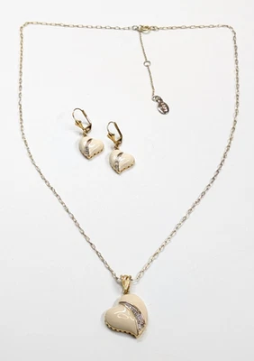 Conjunto de collar y pendientes colgantes Ann Taylor Loft esmalte blanco corazón tono dorado Foto 1 de 4