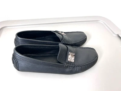 Mocasín Louis Vuitton de cuero suave con logotipo negro para mujer talla 38 EE. UU. 8 Foto 1 de 4