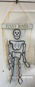 DEPT 56 lustige Knochen Halloween hängende Dekoration 51x19,5 cm - Bild 1 von 6