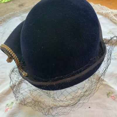 Sombrero de mujer vintage azul marino con perlas y red Foto 1 de 4