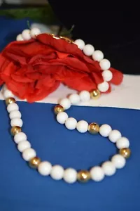 VINTAGE NAPIER WHITE AND GOLD TONE PEARL BEADED 18" NECKLACE, SIGNED - Picture 1 of 6